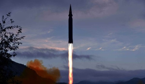 북한 노동신문이 29일 새로 개발한 극초음속미사일 ‘화성-8형’이라며 공개한 시험발사 장면.(사진=노동신문 갈무리)