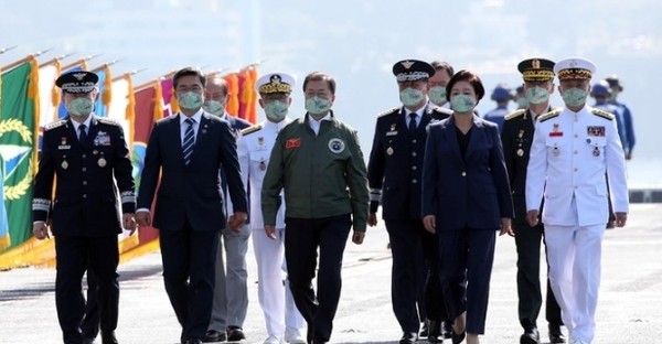 문재인 대통령이 1일 포항 영일만 앞바다 마라도함 함상에 마련된 제73주년 국군의 날 기념식장으로 입장하고 있다.(사진=청와대 제공)