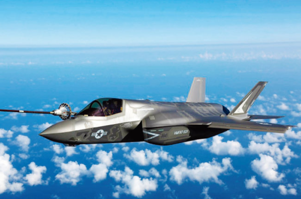 일본은 앞으로 운용하게 될 경항모 ‘이즈모함’에서 수직이착륙(STOVL)이 가능한 F-35B의 발진·착륙을 검증하는 실험에 나선다.