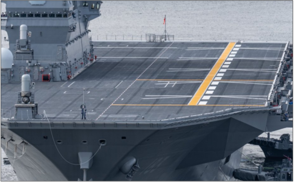 최근 항모 개조의 일환으로 새롭게 페인트로 도색한 이즈모 항모의 갑판.