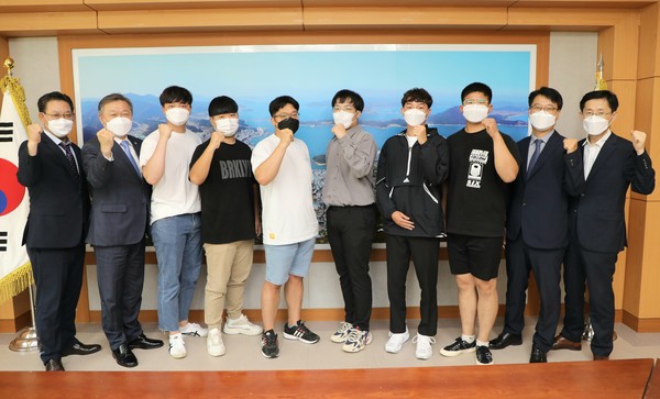 전남 완도군 후계어업경영인 산업기능요원들이 간담회에 앞서 기념사진을 촬영하고 있다. (사진=병무청 제공)