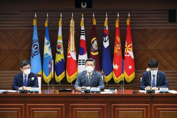 서욱 국방부 장관(가운데)이 7일 국방부 대회의실에서 열린 국방과학기술위원회 첫 회의에서 인사말을 하고 있다. (사진=국방부 제공)