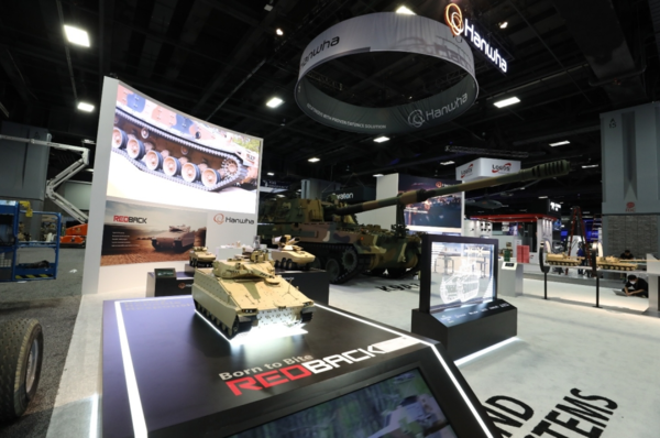 미국 워싱턴DC 워싱턴 컨벤션센터에서 열리는 연례 방산 전시회 AUSA 2021)에 참가하고 있는 한화디펜스 전시장 부스.(자료=한화디펜스 제공)