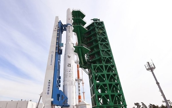 20일 전남 고흥군 나로우주센터 제2발사대에 기립된 누리호.(사진=한국항공우주연구원 제공)