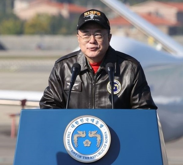 문재인 대통령이 20일 ‘2021 서울 국제 항공우주 및 방위산업 전시회’에서 공군 전투조종사 차림으로 기념사를 하고 있다.(사진=청와대 제공)