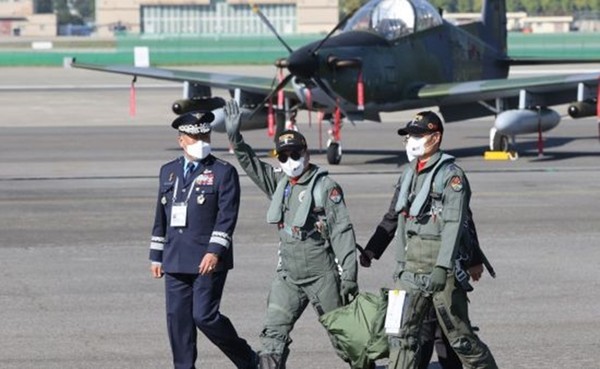 문재인 대통령(가운데)이 'ADEX 2021' 기념식 참석을 위해 국산 첫 전투기 FA-50을 타고 서울공항에 도착한 뒤 행사장으로 이동하고 있다.(사진=청와대 제공)