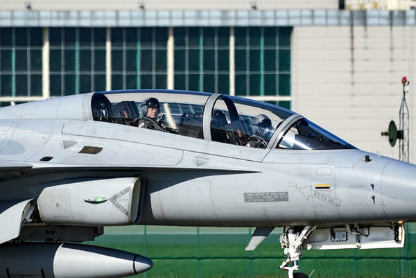 문재인 대통령이 지난 20일 경기도 성남시 서울공항에서 열린 2021 서울 국제 항공우주 및 방위산업 전시회(ADEX) 개막 기념행사에 국산 경공격기 FA-50을 타고 도착하고 있다. 문 대통령이 탑승한 FA50은 수원 공군기지를 출발해 천안 독립기념관과 서울 현충원, 용산 전쟁기념관 상공을 비행해 서울공항에 도착했다. (사진=청와대 제공)