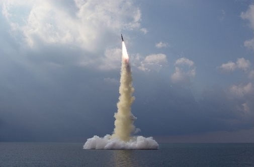 북한이 지난 19일 함경북도 신포항 일대에서 시험발사했다고 보도한 '새형(신형) SLBM'.(자료 사진, 노동신문 갈무리)
