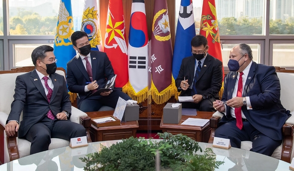 서욱 국방장관(왼쪽)이 28일 카를로스 델 토로 미국 해군성 장관을 접견하고 한반도 및 역내 안보정세 등을 논의하고 있다.(사진=국방부 제공)