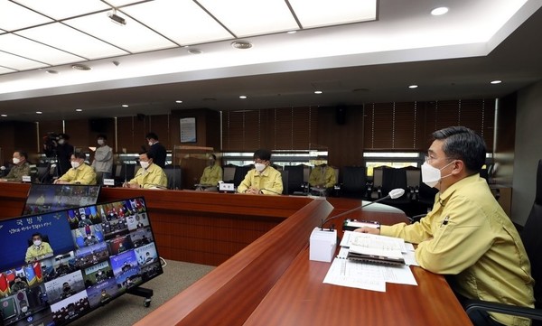 서욱 국방부 장관이 29일 오후 서울 용산구 국방부 회의실에서 코로나19 전군 주요지휘관 회의를 주재하고 있다. (사진=국방부 제공)