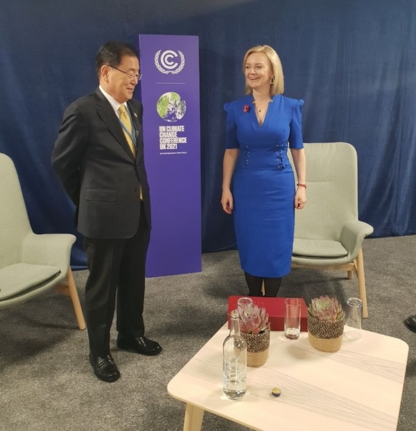 정의용 외교부 장관이 1일(현지시간) 리즈 트러스 영국 외교부 장관과 영국 글래스고에서 한영 외교장관 회담을 가졌다.(사진=외교부 제공)