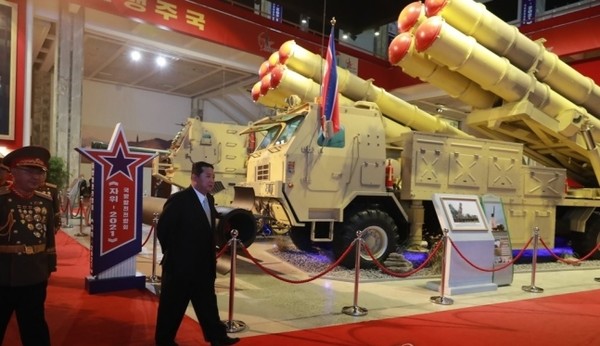 북한 김정은 국무위원장이 지난달 11~12일 평양 3대 혁명전시관에서 열린 '자위-2021 국방발전전람회'에 전시된 신형 무기들을 살펴보고 있다.(자료 사진=조선중앙통신 갈무리) 