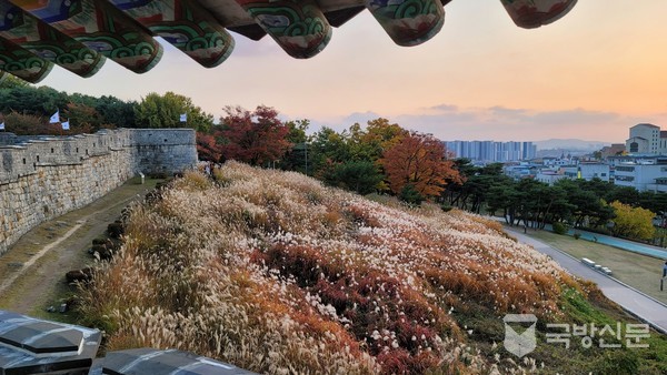 서북각루 처마 밑에서 바라본 노을과 서일치.
