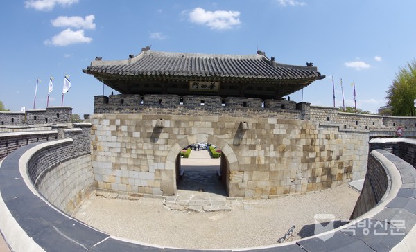 화서문 옹성에서 화서문을 바라본 모습.