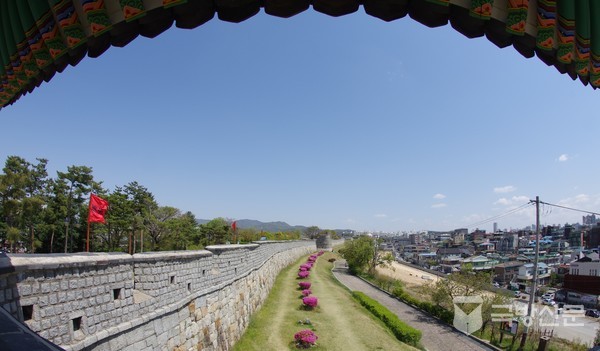 동이포루에서 바라본 봉돈과 성곽.