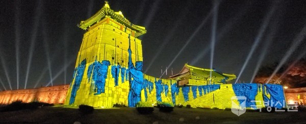 미디어아트쇼 무예모습인데 사격장에서 총기 안전검사를 하는 모습으로 보인다.