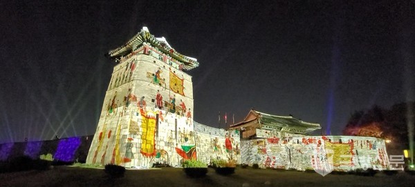 2021 수원화성 미디어아트 쇼. 화성 행차모습을 보여준다.