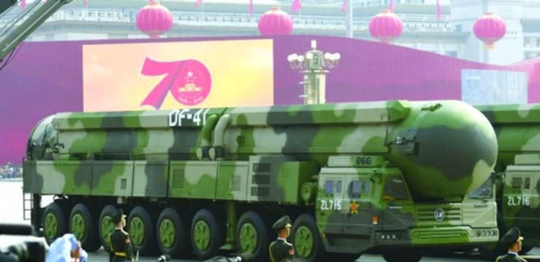 중국이 2019년 10월 건국 70주년 국경절에 열린 대규모 열병식에서 선보인 차세대 대륙간탄도미사일(ICBM) 둥펑-41(東風-41).(자료 사진=중국 바이두바이커 갈무리)