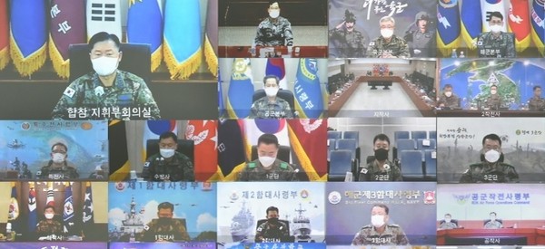 원인철 합참의장 주재(왼쪽 위)로 육‧해‧공군 및 해병대 장성 전원이 참석한 가운데 8일 화상으로 열린 2021년 ‘무궁화회의’.(사진=합동참모본부 제공)