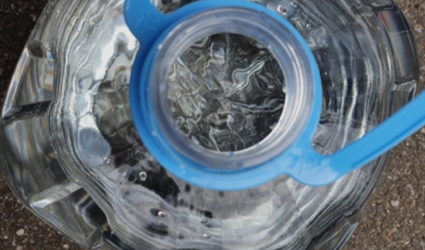 경유차에서 오염 물질 저감 첨가제로 쓰이는 요소수.(국방신문 자료 사진) 