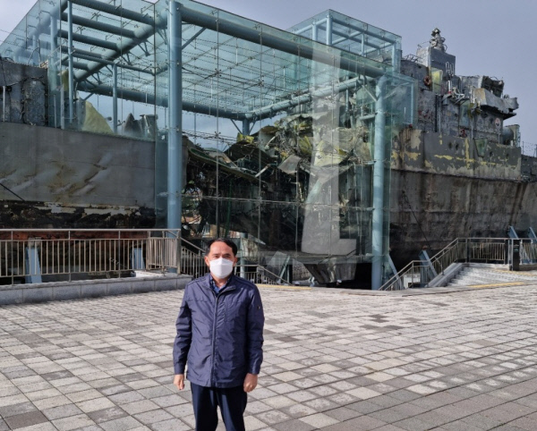 최원일 전 천안함 함장은 새 천안함 진수식이 열린 지난 9일 오후 구 천안함이 전시된 경기도 평택시 해군 제2함대사령부 안보공원을 찾았다. (사진=최원일 페이스북 갈무리)