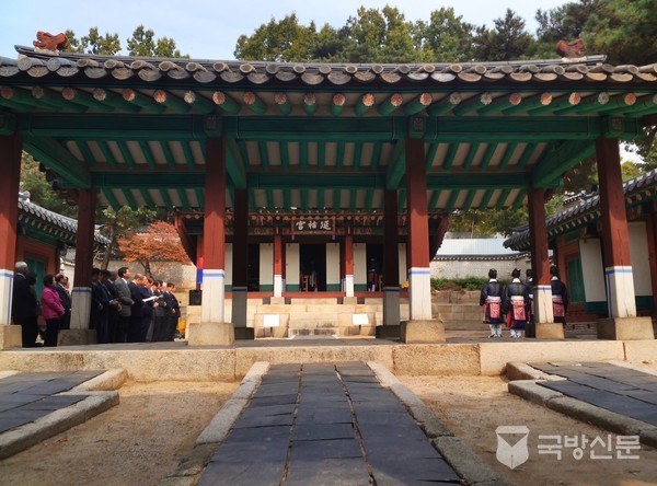 육상궁과 연호궁. 며느리 관계로 한 건물에 함게 모셔져 있다. 육상궁 21대 영조의 어머니 19대 숙종의 후궁 숙빈 최씨의 사당, 연호궁 21대 영조의 아들 효장세자 추존 진종의 어머니 영조의 후궁 정빈 이씨 사당