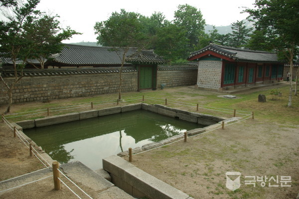 칠궁의 자연. 임금님의 연못을 말하며 한자로 석축에 새겨져 있다.