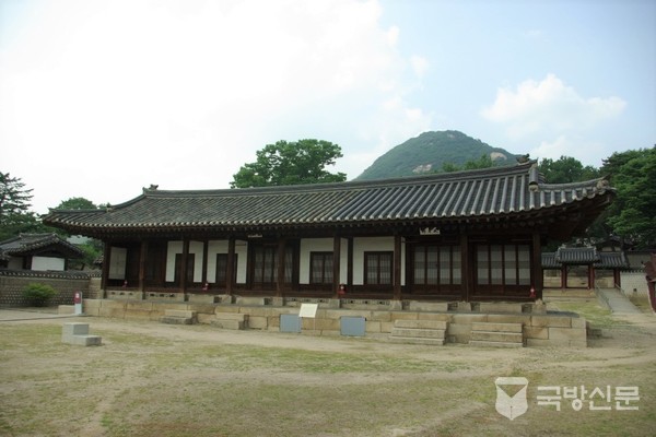 칠궁의 풍월헌과 송죽재. 백악산 봉우리가 뒤에 있다. 노둣돌이 마당 중앙에 있는데 말에서 탈 때나 내릴 시에 사용하는 돌이다.