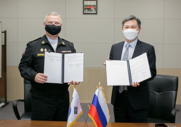 김상진 국방부 국제정책관(오른쪽)과 칼가노프 러시아 국가방위센터 부센터장이 11일 ‘한-러 해공군간 직통망 설치 및 운용과 관련된 양해각서’에 서명한 뒤 기념촬영을 하고 있다. (사진=국방부 제공)