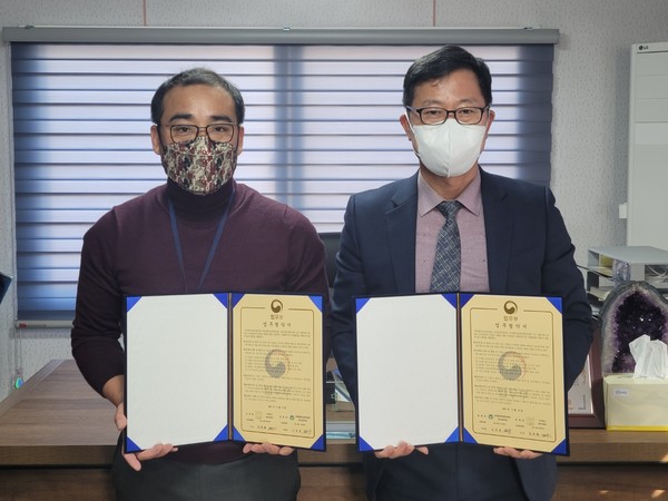 ㈜유비이엔지 장세환 대표(사진 왼쪽)와 한국법무보호복지공단 경기남부지부 고규봉 지소장이 12일 업무협약을 맺었다. (사진=유비이엔지 제공)