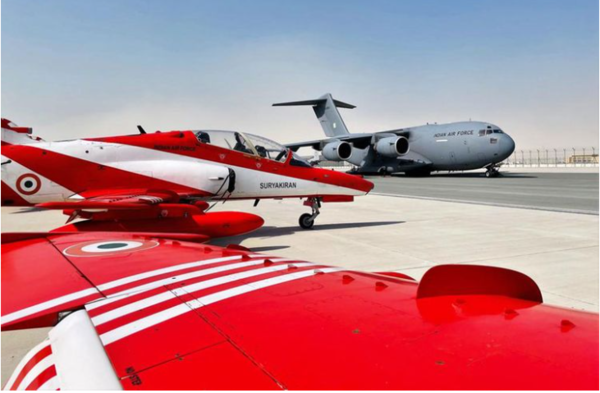 IAF의 C-17 글로브마스터 III와 C-130J 슈퍼 헤라클레스의 지원을 받아 인도 곡예비행기를 두바이 에어쇼에 가져왔다.   IAF는 UAE가 곡예비행 팀 ‘사랑’과 ‘수리아키란’이 함께 참가 초청하였다고 밝혔다.