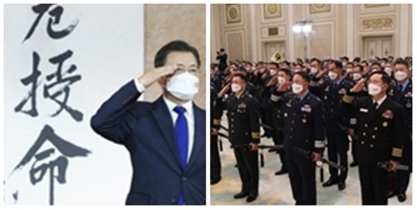 문재인 대통령이 16일 열린 삼정검 수여식에서 준장 진급자들의 경례에 거수경례로 답례하고 있다.