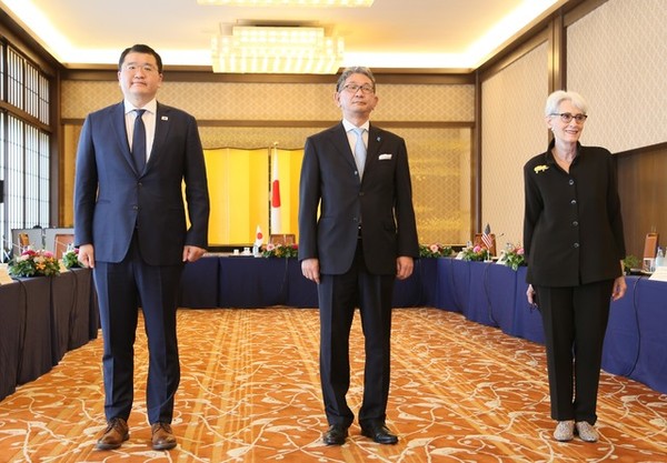 지난 7월21일 일본 도쿄에서 제8차 한미일 외교차관 협의회에 앞서 기념 촬영을 하고 있는 최종건 외교부 제1차관(왼쪽부터), 웬디 셔먼 미국 국무부 부장관, 모리 다케오 일본 외무성 사무차관. (사진=외교부 제공)