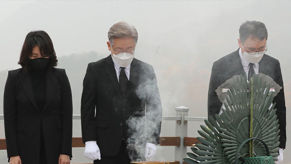 이재명 더불어민주당 대선 후보가 부인 김혜경씨와 함께 지난 21일 대전 현충원 연평도 포격전 전사자 묘역을 찾아 분향을 하고 있다.(사진=이재명 후보 캠프 제공)