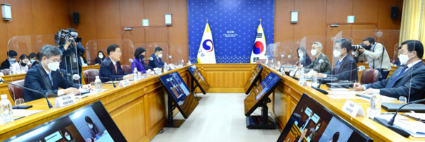 서욱 국방부 장관(오른쪽 두번째)과 정의용 외교부 장관(왼쪽 두번째)이 22일 외교부 청사에서 열린 ‘2021 서울 유엔 평화유지 장관회의’ 준비위원회 제5차 회의를 공동 주재하고 있다.(사진=외교부 제공)