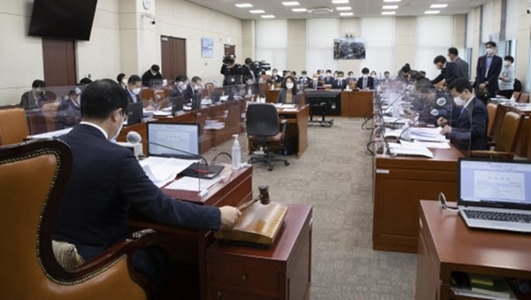 국회 국방위원회 법안소위는 25일 대중문화예술인들의 대체복무를 확대하는 내용의 병역법 개정안을 심의했으나 ‘찬성론’과 ‘신중론’이 맞서 결론을 내리지 못하고 일단 보류했다.(사진=국회 홈페이지 갈무리)
