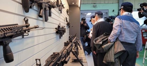 1971년 도미 훈련 기사들이 50년만에 모여 SNT모티브에서 생산, 전시된 최신 국산 개인 화기들을 살펴보고 있다.