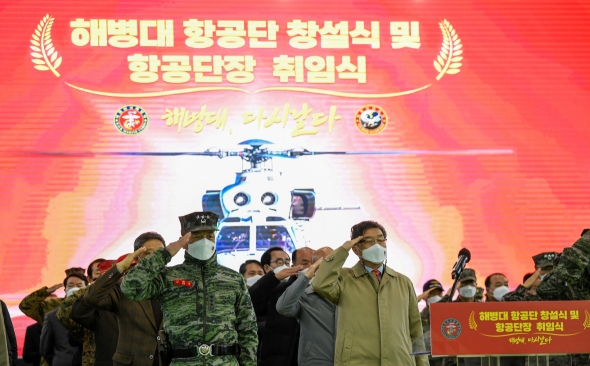 김태성 해병대 사령관(맨 앞줄 왼쪽)은 1일 경북 포항 해병대 항공단 기지에서 '해병대 항공단 창설식'을 가졌다.(사진=해병대 제공)