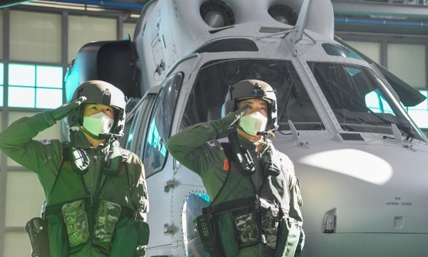 해병대 항공단 창설식이 열린 경북 포항 해병대 항공단 기지에서 상륙기동헬기 마린온 조종사들이 경례하고 있다.(사진=해병대 제공)