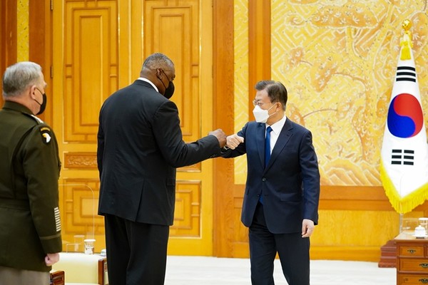 문재인 대통령이 2일 청와대에서 로이드 오스틴 미 국방장관을 접견하고 있다. (사진=청와대 제공)