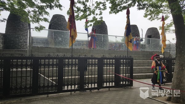 목멱산 봉수대는 갑오경장 다음해인 1895년 5월 9일(양력 7월 1일)까지 500여년을 유지했다. 현재 봉수대는 1994년 서울 정도 600년을 기념해 화성봉수대를 참고하여 복원했다.  코로나19 이전에는 목멱산 봉수대에서 봉수의식을 실시했지만 요즘은 못하고 있다. 