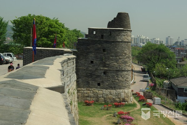 봄날에 화성 성벽에서