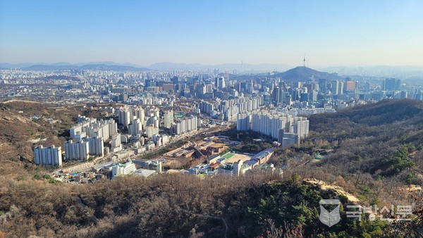 무악산 봉수대에서 바라본 목멱산(남산) N타워가 보인다. 직선거리는 약 6KM이다. 봉수대 간격으로 약 삼십리로 되어 있으나 현재보다는 먼지가 많지 않아 가시거리가 좋았을 것이라 보인다.