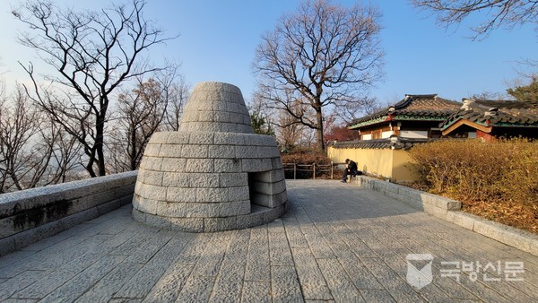 아차산 봉수대로 1994년 서울정도 600년 기념으로 무악산 봉수대와 목멱산 봉수대와 함께 복원했다. 오른쪽에 있는 건물은 봉화산 도당으로 주민들의 안녕을 비는 곳이다.