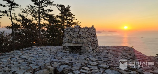 전남 완도의 동망봉에 있는 봉수대로 해뜨는 시간에 본 모습이다. 남해안 순천 돌산도에서 시작하여 전라도 해안따라 강화도를 거쳐 김포공항 개화산에서 목멱산으로 가는 5번 봉화로 중 하나이다.