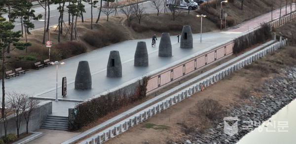 아라뱃길 자전거 도로에 있는 봉수마당의 봉수대로 백석교에서 바라본 모습이다. 백석산의 봉수대를 상징해 주변에 설치한 것이다.