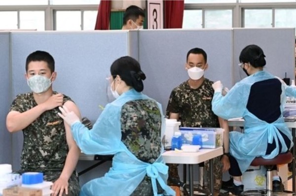 코로나19 백신 접종을 하고 있는 군 장병들. (자료사진=국방부 제공)