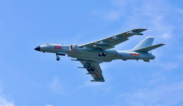 중국 인민해방군 해군 항공대(PLANAF)의 최신형 폭격기 H-6J.(자료 사진=중국 인민해방군 누리집 갈무리)