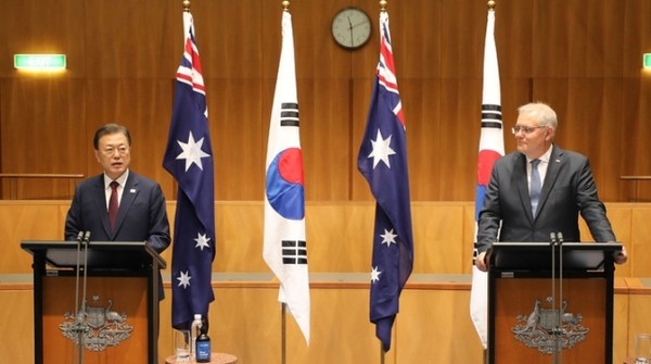 문재인 대통령과 스콧 모리슨 호주 총리가 13일(현지시간) 정상회담을 마친 후 캔버라에 있는 국회의사당에서 공동기자회견을 하고 있다.(사진=청와대 제공)