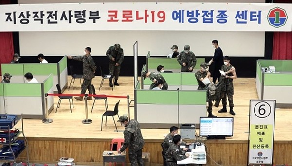 경기도 용인 지상군작전사령부 소속 장병들이 13일 선봉대 강당에서 부스터샷을 접종하고 있다. (사진=국방부 제공)